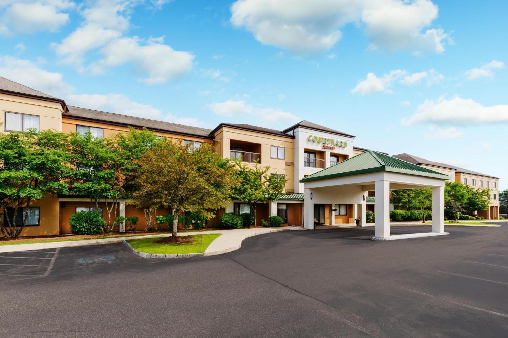 Courtyard Manchester-Boston Regional Airport Exterior photo