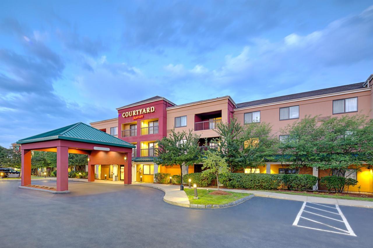 Courtyard Manchester-Boston Regional Airport Exterior photo